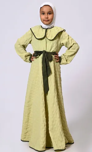 Chic Charm: Girls' Green Abaya with Peter Pan Collar and Loose Belt