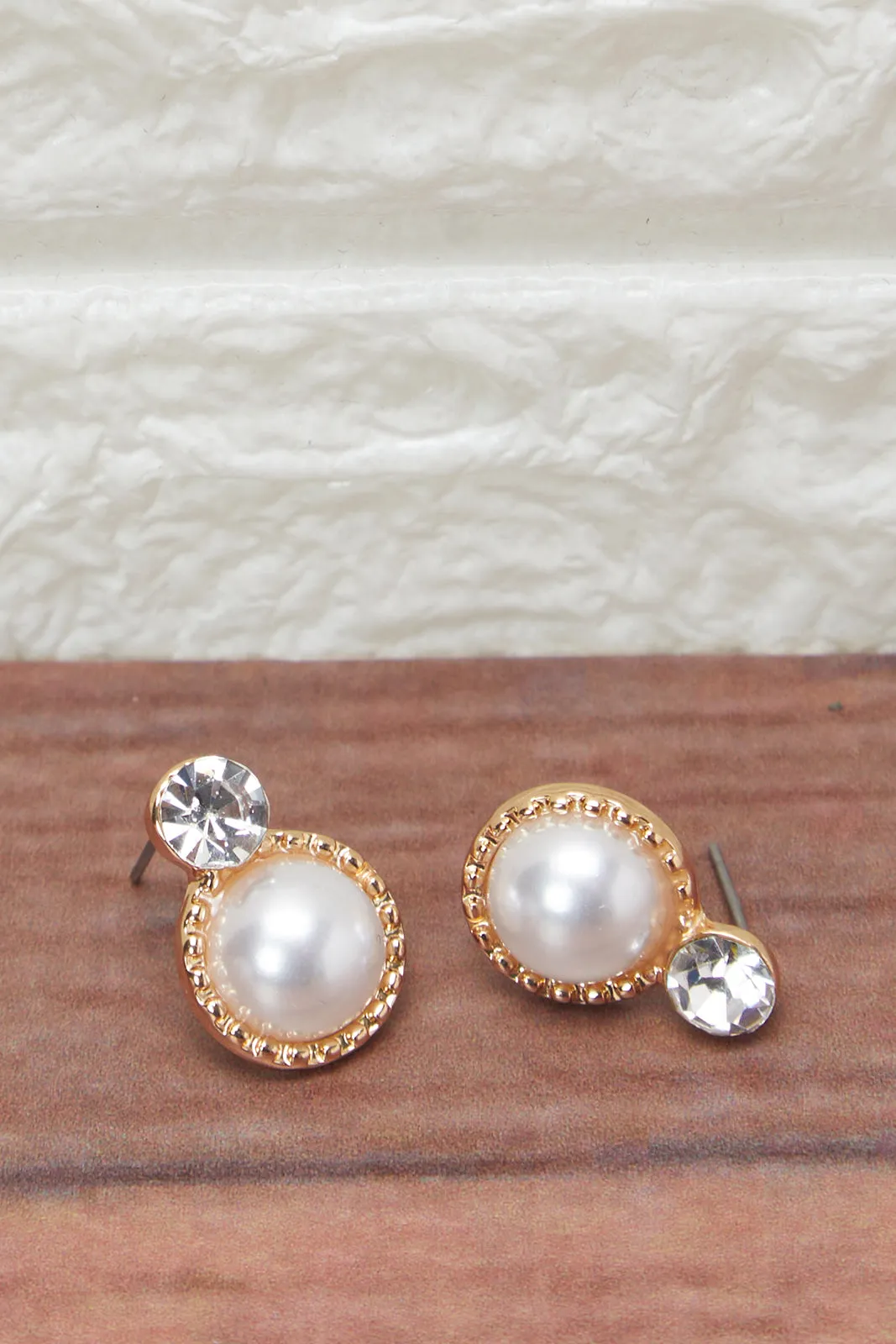 Women Gold Pearls Necklace And Earring Set (2 Piece)