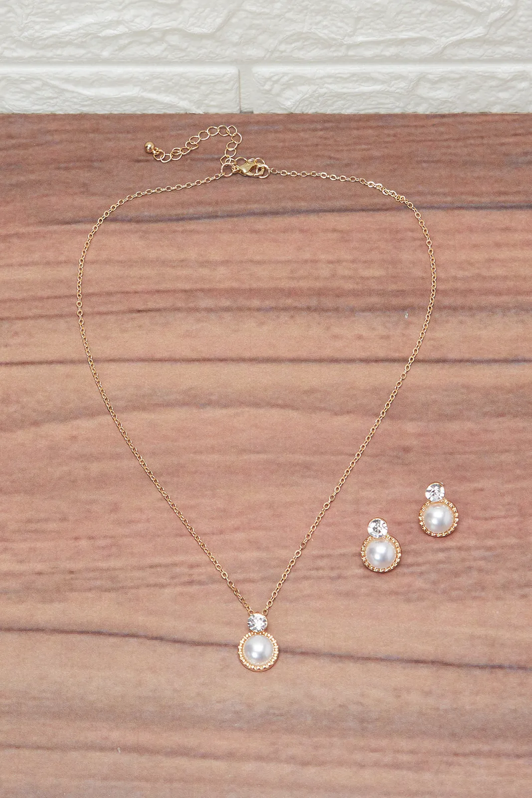 Women Gold Pearls Necklace And Earring Set (2 Piece)